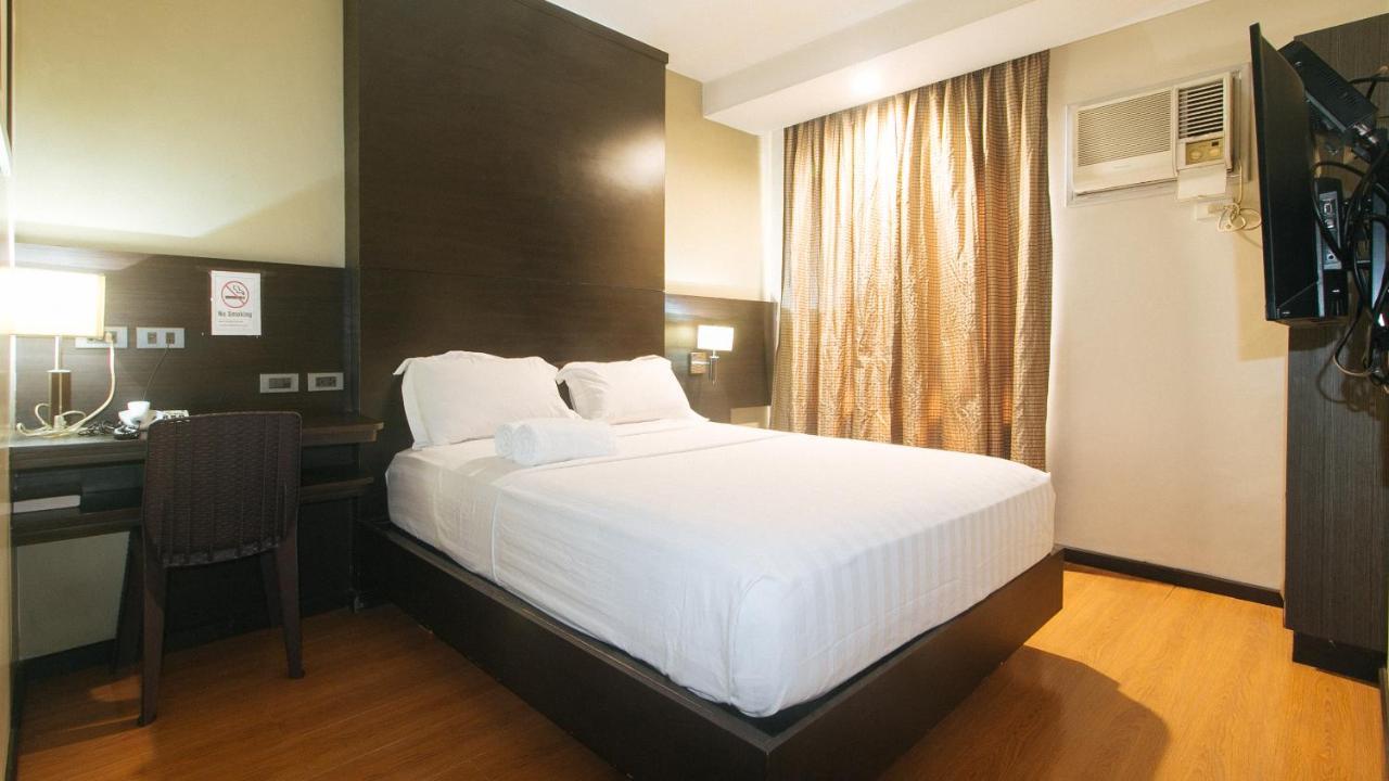 Lorenzzo Suites Hotel Makati City Exterior photo