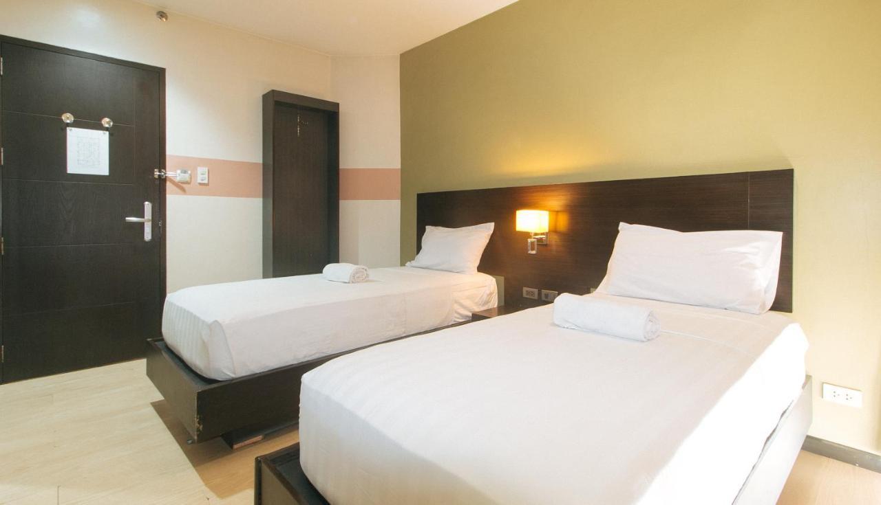 Lorenzzo Suites Hotel Makati City Exterior photo