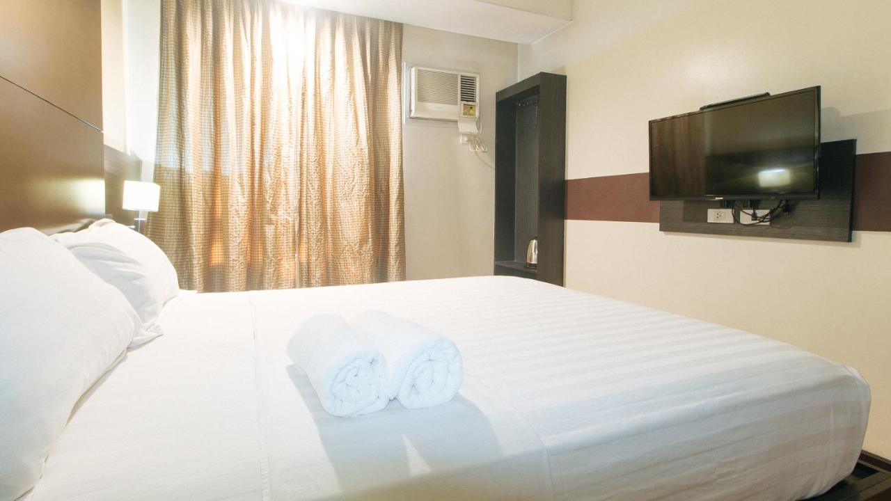 Lorenzzo Suites Hotel Makati City Exterior photo