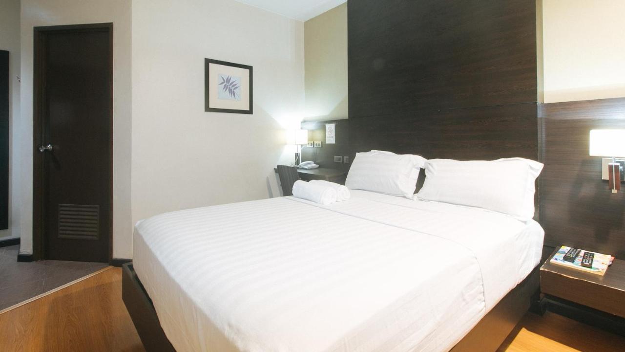Lorenzzo Suites Hotel Makati City Exterior photo