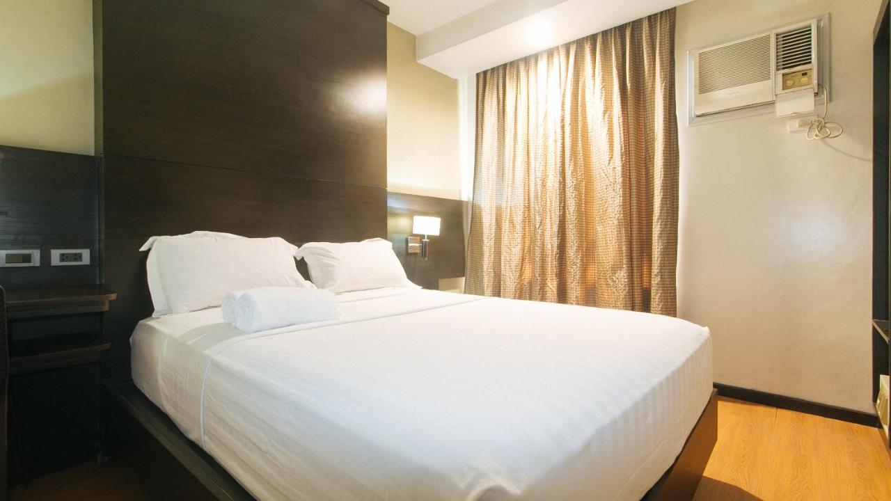 Lorenzzo Suites Hotel Makati City Exterior photo