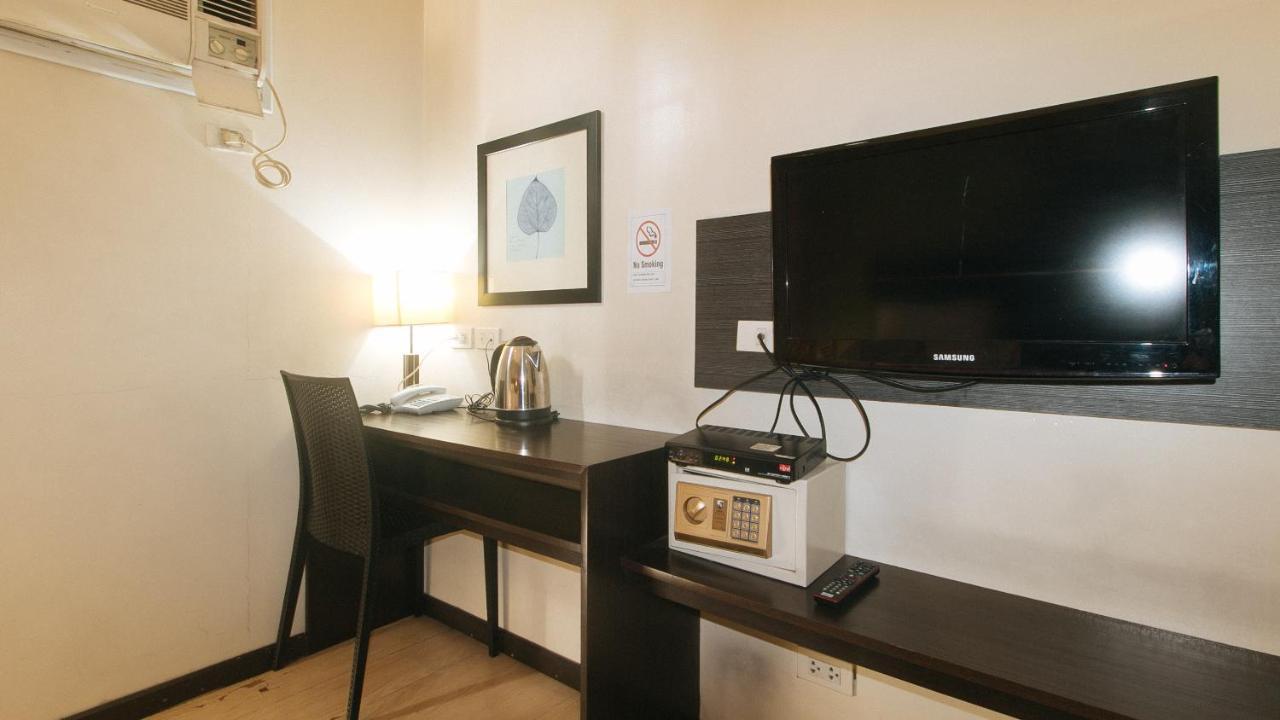 Lorenzzo Suites Hotel Makati City Exterior photo