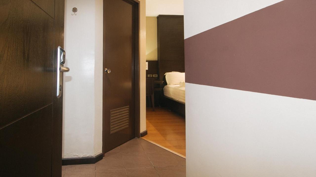 Lorenzzo Suites Hotel Makati City Exterior photo