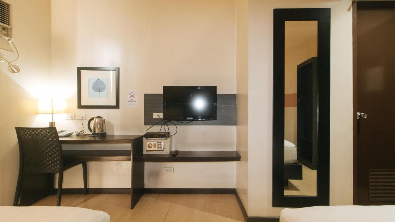 Lorenzzo Suites Hotel Makati City Exterior photo