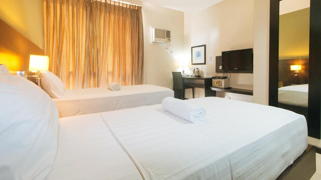 Lorenzzo Suites Hotel Makati City Exterior photo