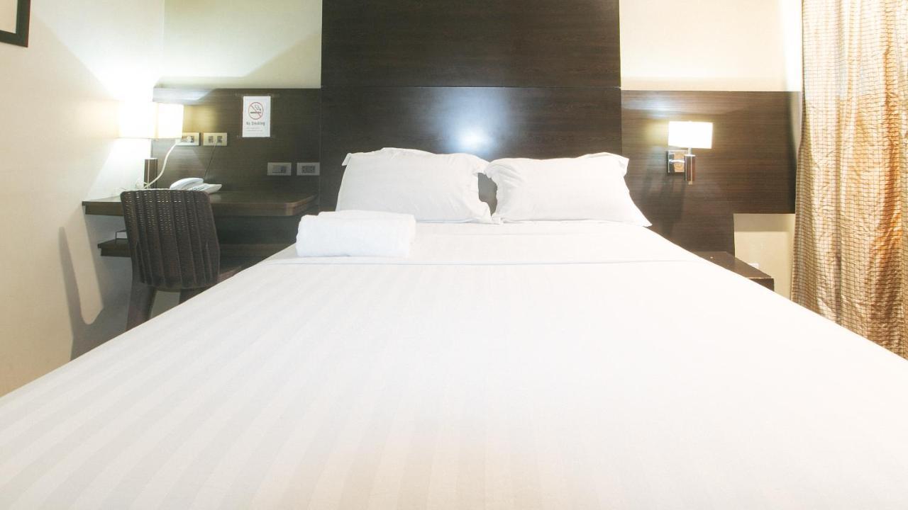 Lorenzzo Suites Hotel Makati City Exterior photo